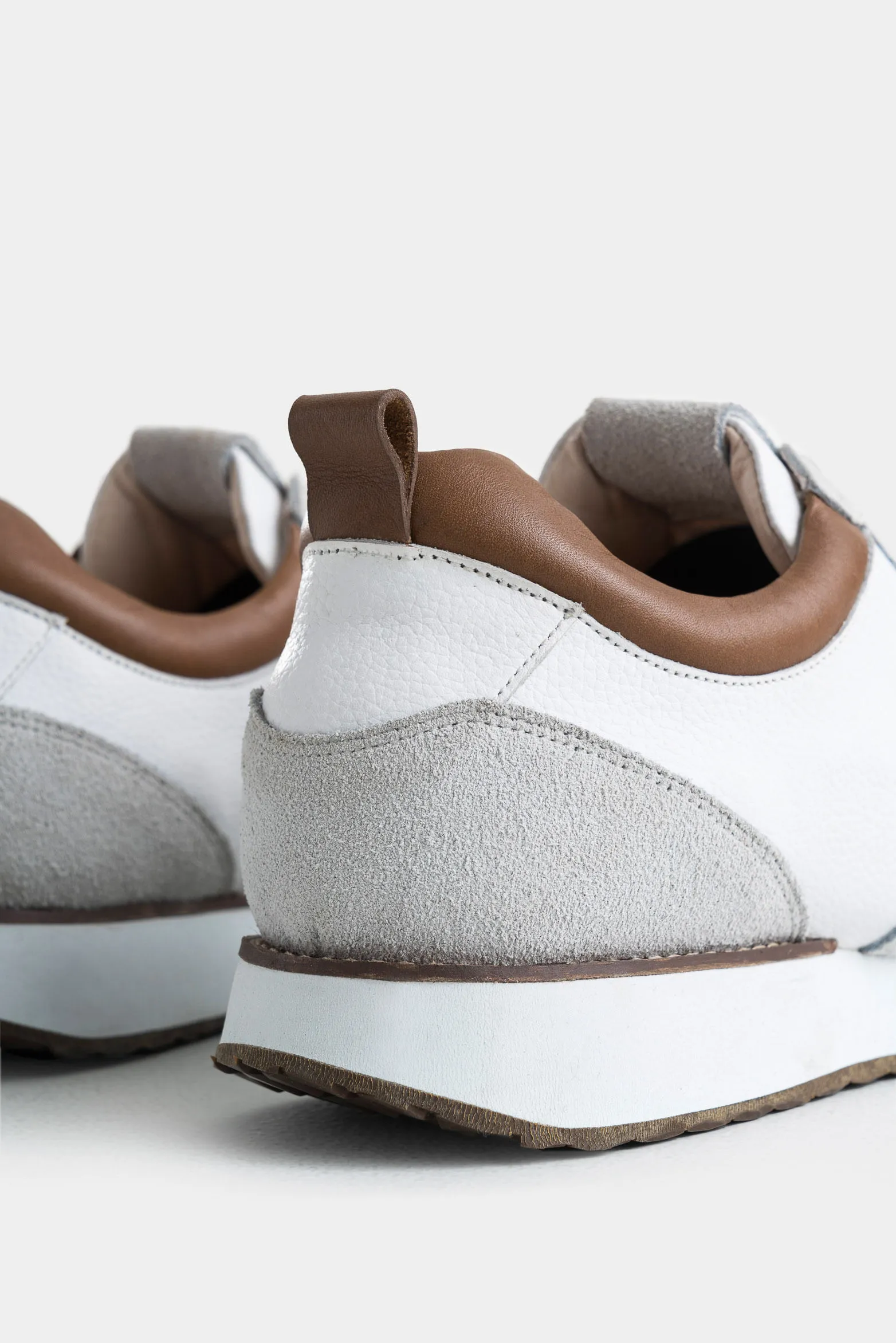 Tenis coprino de cuero liso y gamuzado para hombre detalle contraste