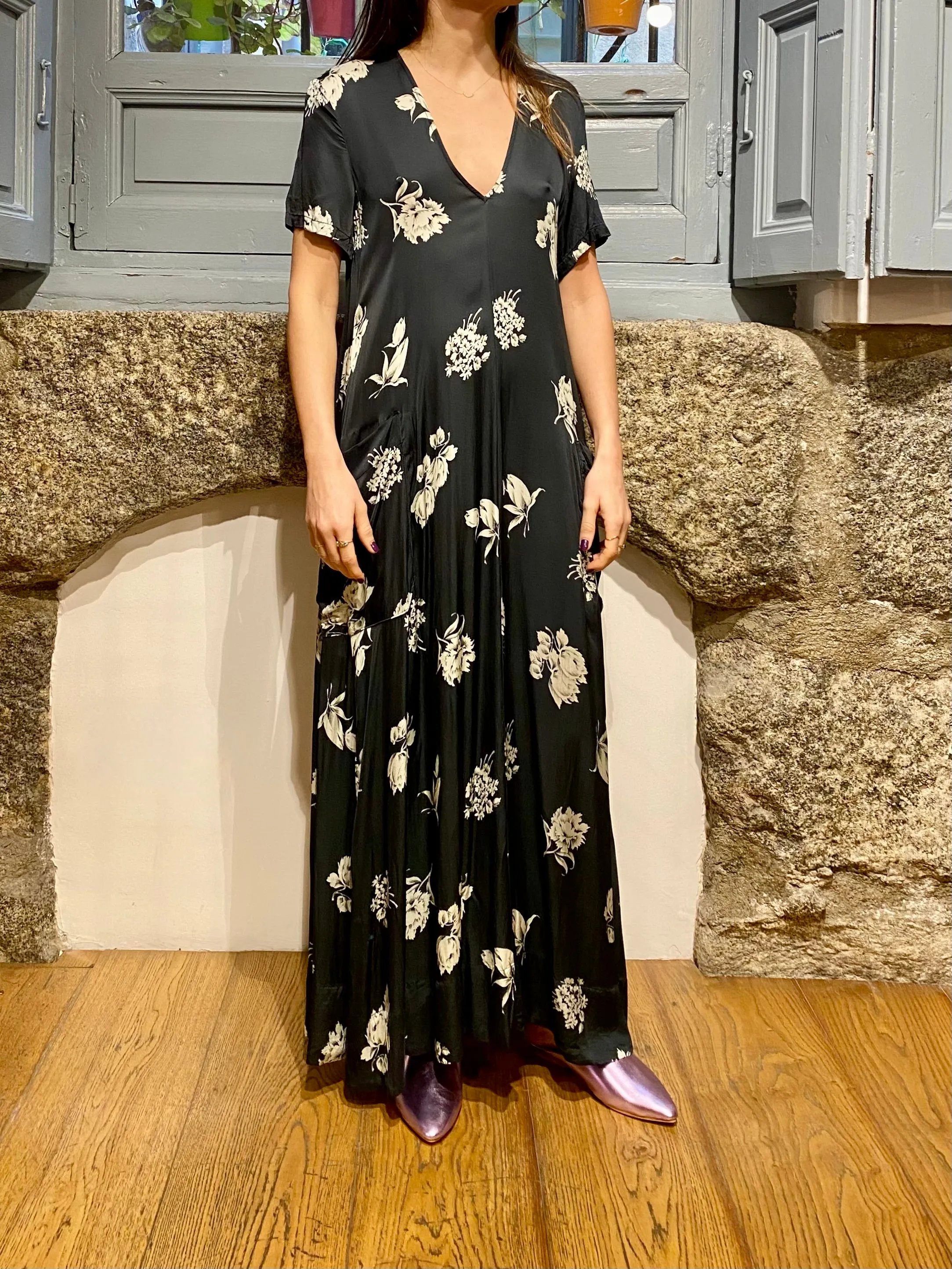 VESTIDO SATIN FLORAL MANGA NEGRO