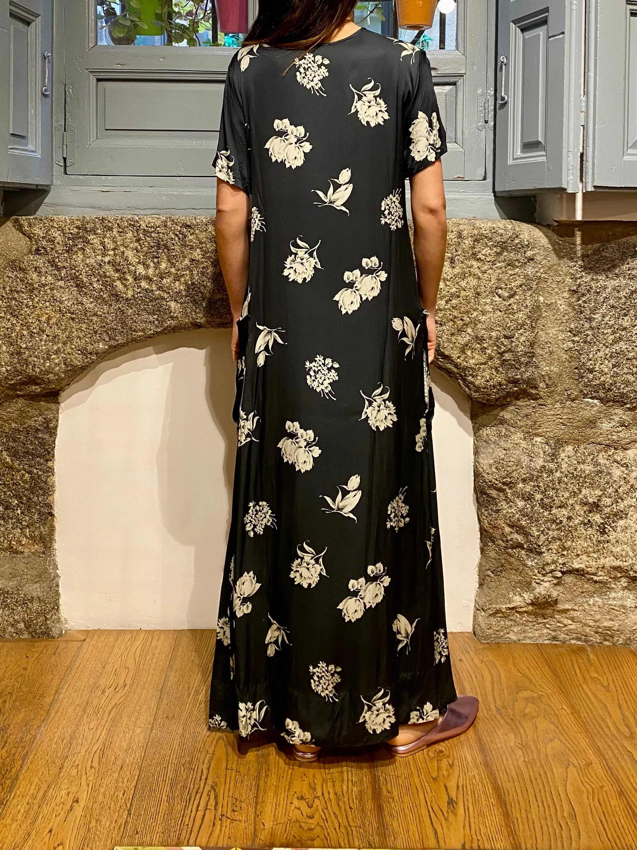 VESTIDO SATIN FLORAL MANGA NEGRO