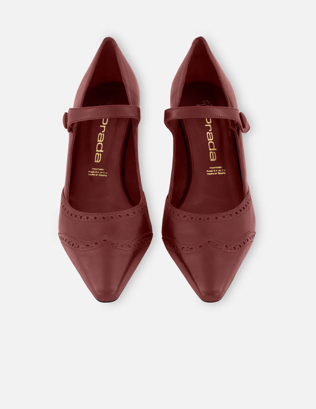 Zapatilla tipo salón de tacon medio con picado en punta de piel charol para mujer.
