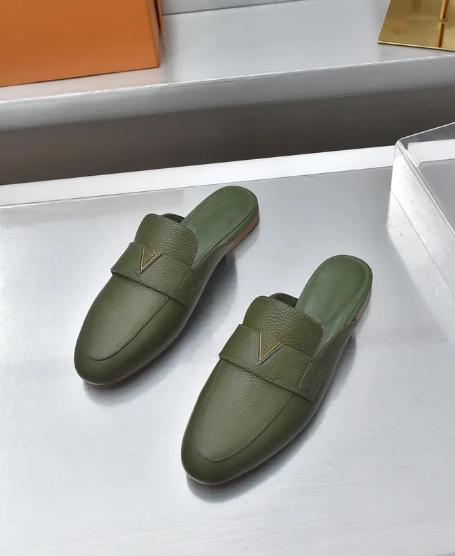 Zapatillas de playa Zapatos para mujer Zapatos de diseñador Zapatilla plana perezosa Baotou Chanclas 100% cuero dama Diapositiva