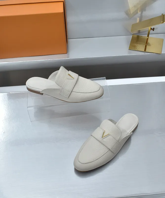 Zapatillas de playa Zapatos para mujer Zapatos de diseñador Zapatilla plana perezosa Baotou Chanclas 100% cuero dama Diapositiva