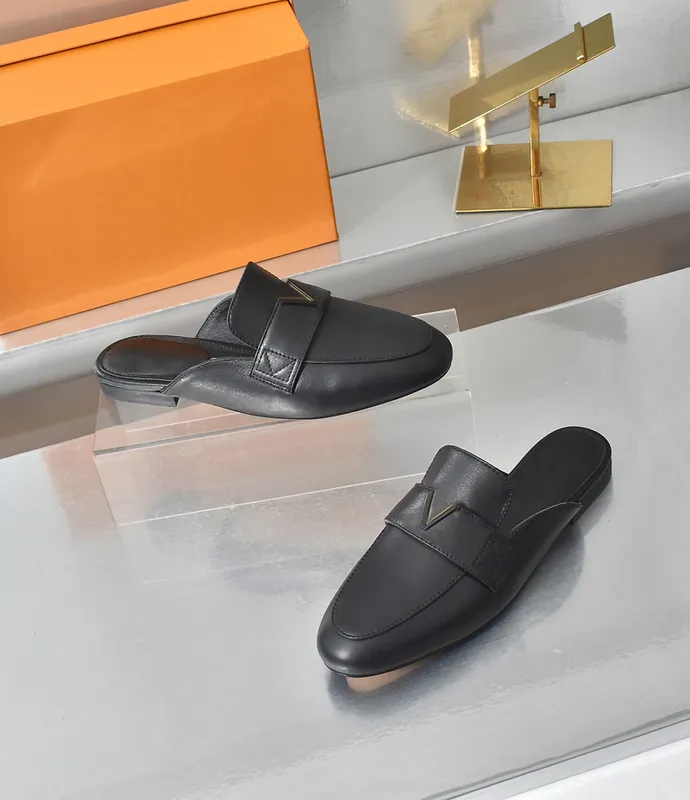 Zapatillas de playa Zapatos para mujer Zapatos de diseñador Zapatilla plana perezosa Baotou Chanclas 100% cuero dama Diapositiva