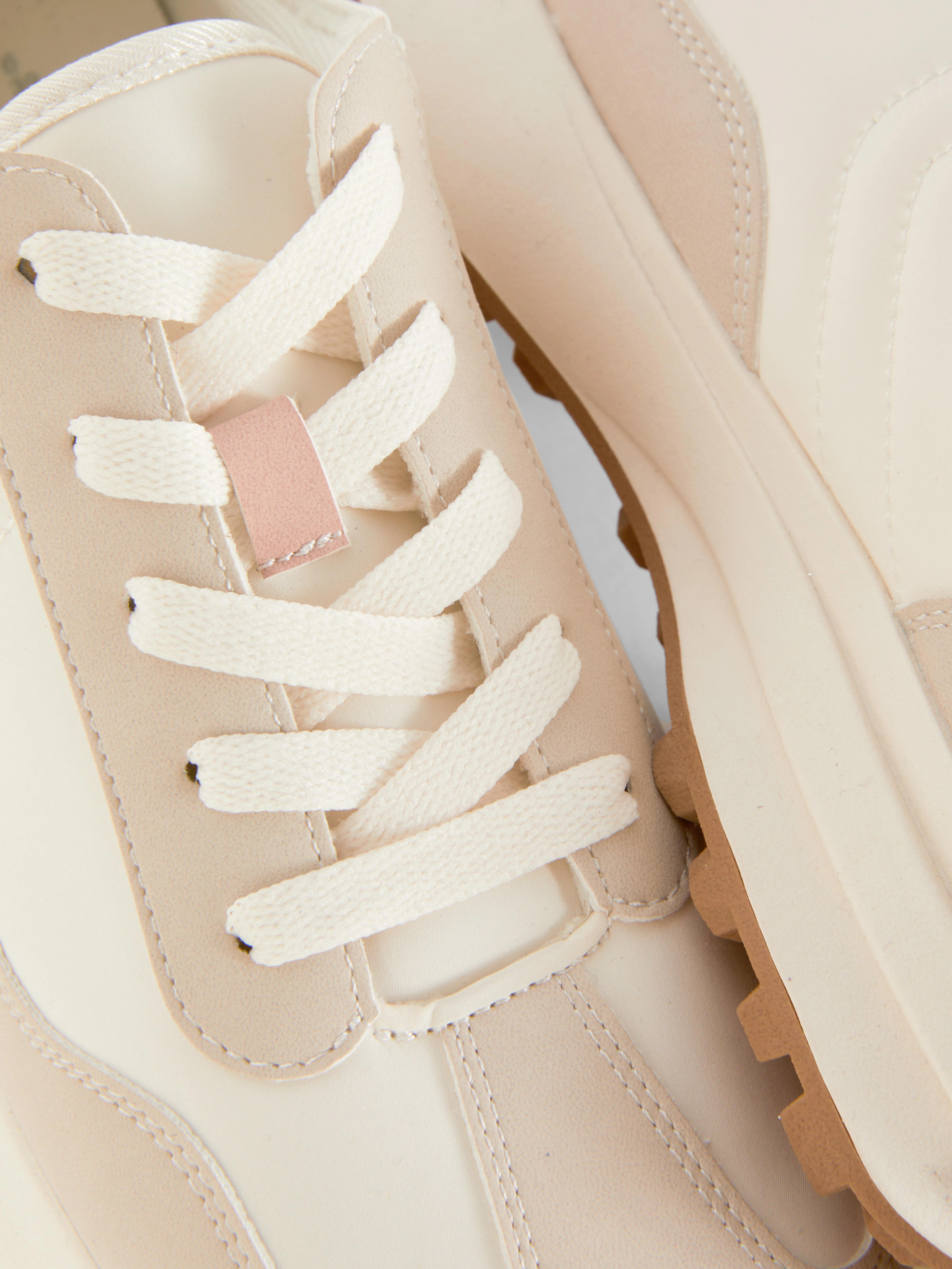 Zapatillas deportivas bicolor con suela gruesa