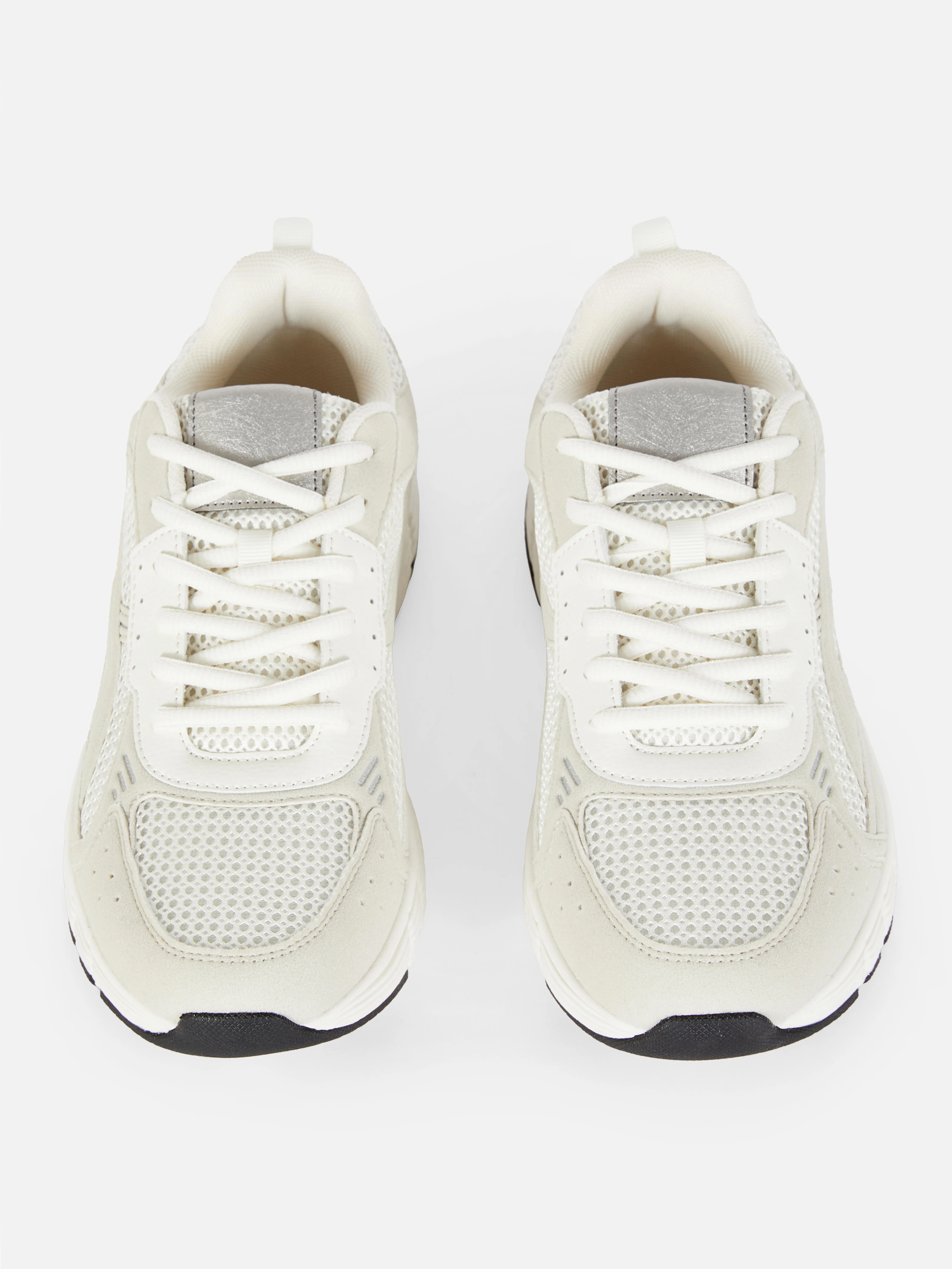 Zapatillas deportivas con múltiples paneles