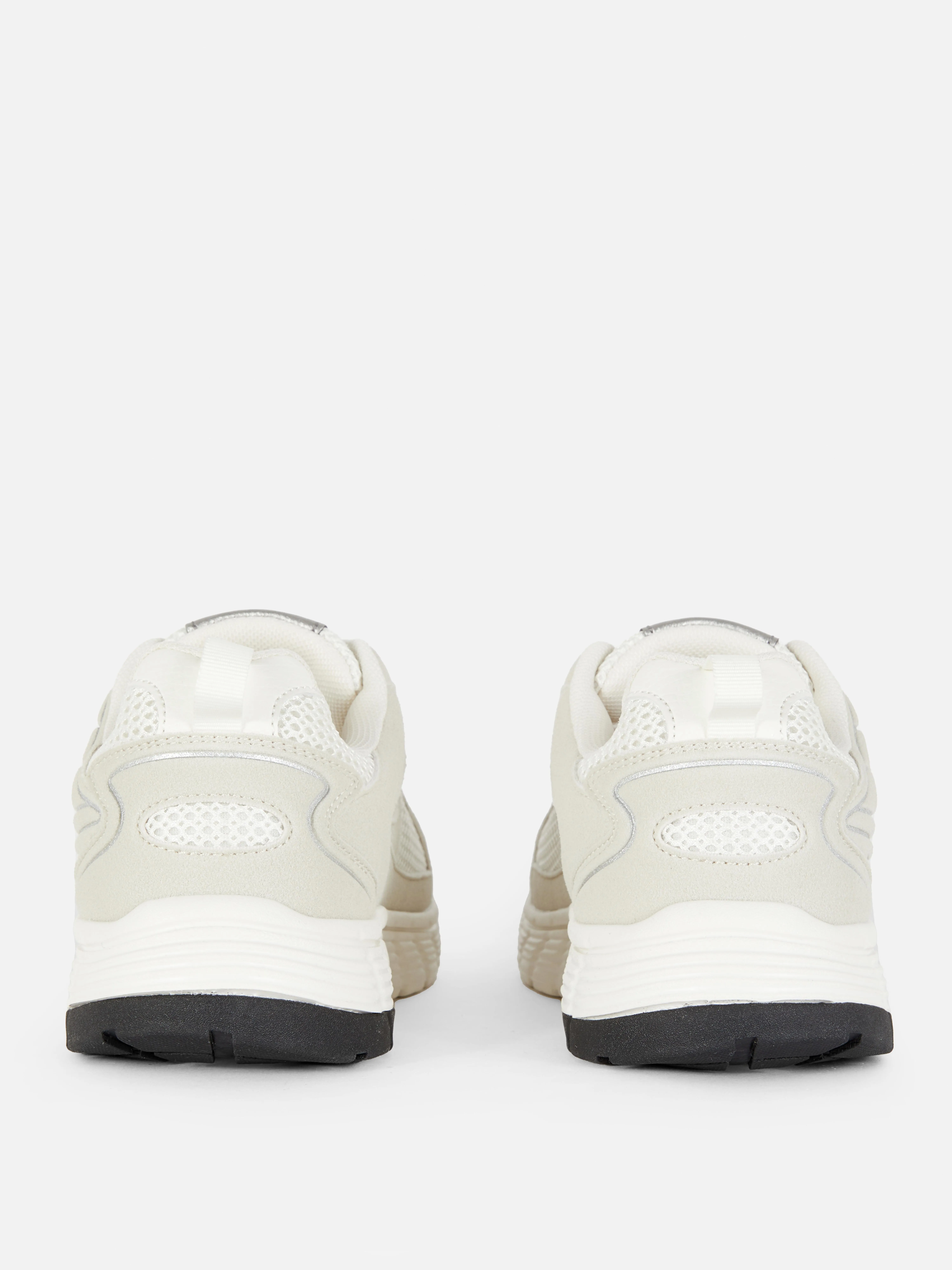 Zapatillas deportivas con múltiples paneles