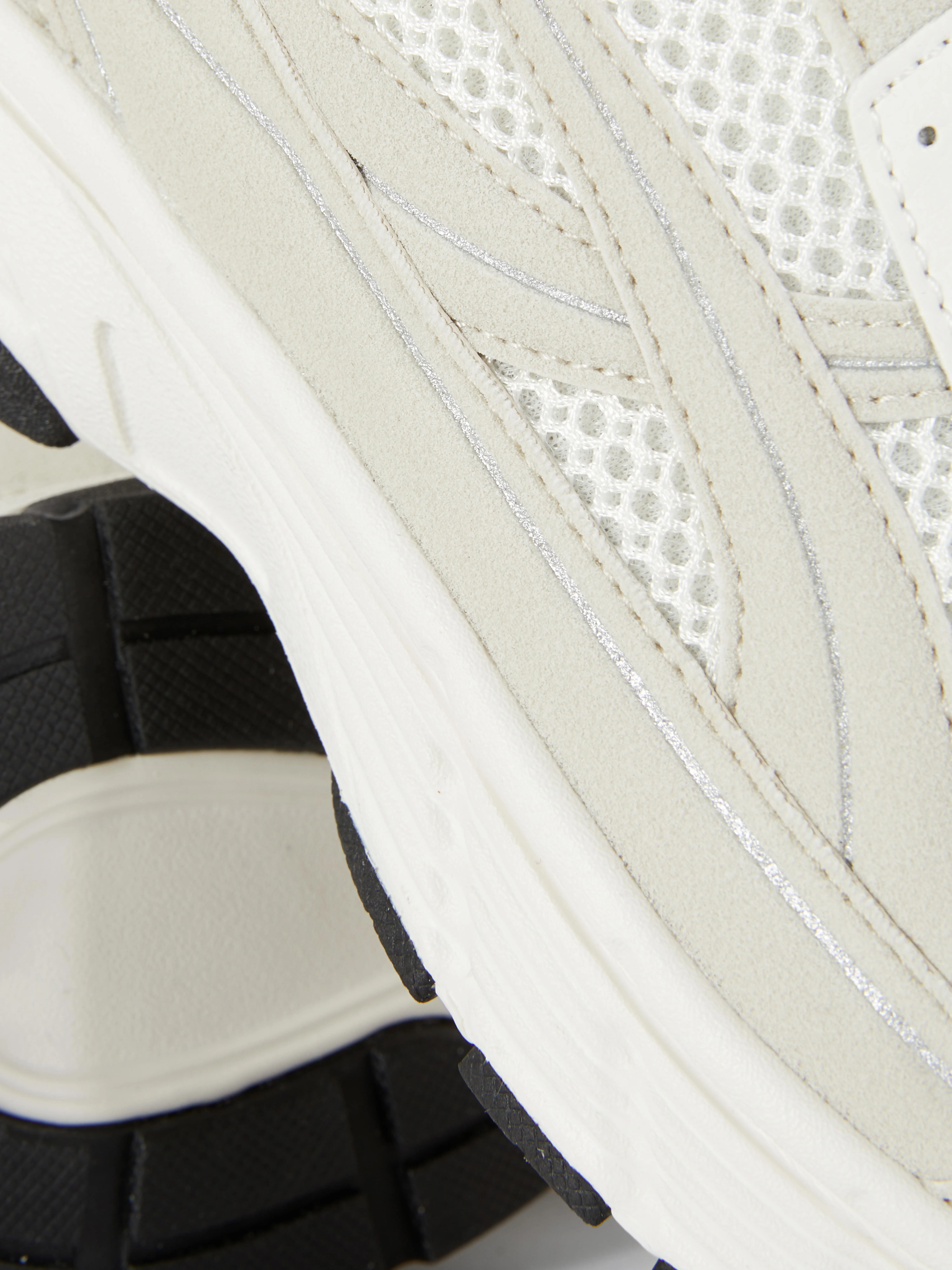 Zapatillas deportivas con múltiples paneles