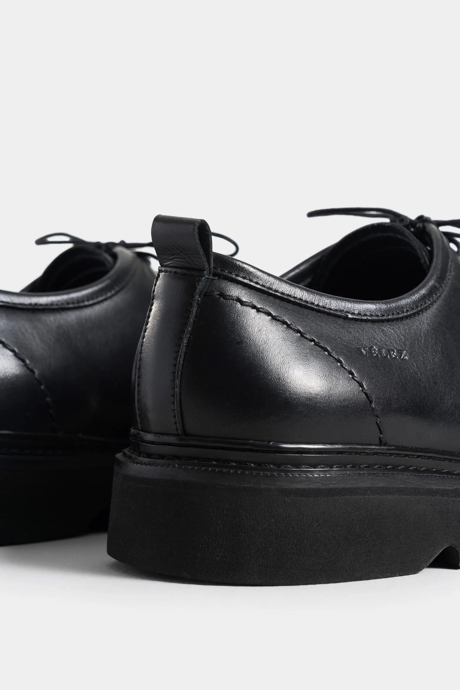 Zapato de cordón ambar de cuero para hombre detalle costura contraste